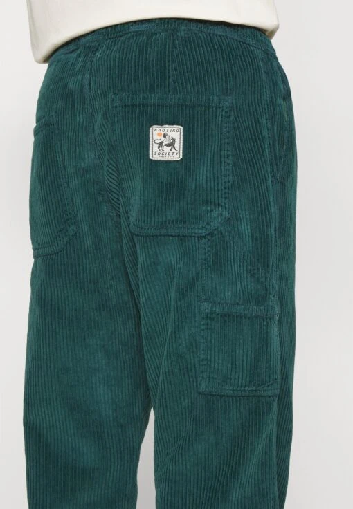 Kaotiko Pant Carpenter - Pantaloni - Basil -Kaotiko Negozio Di Abbigliamento Alla Moda cdc2c38f6b4943b79c13b23bc60f1b67 scaled